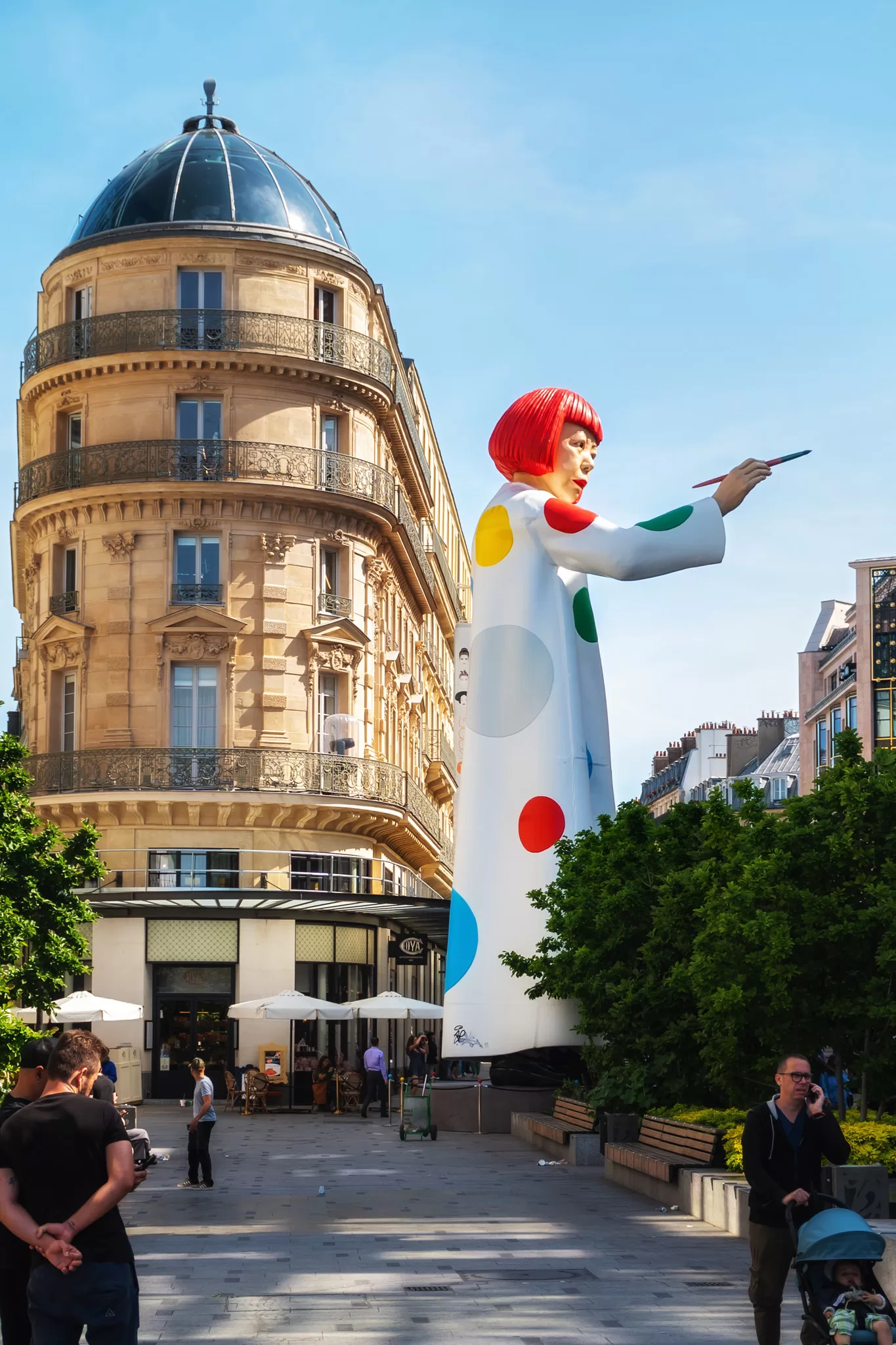Paris Instagram photo hot spot - Louis Vuitton Statue and paintbrush