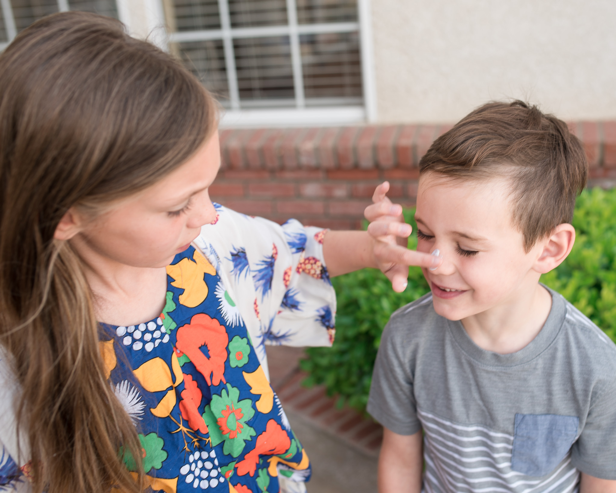 Kids applying Babo Botanicals sunscreen 