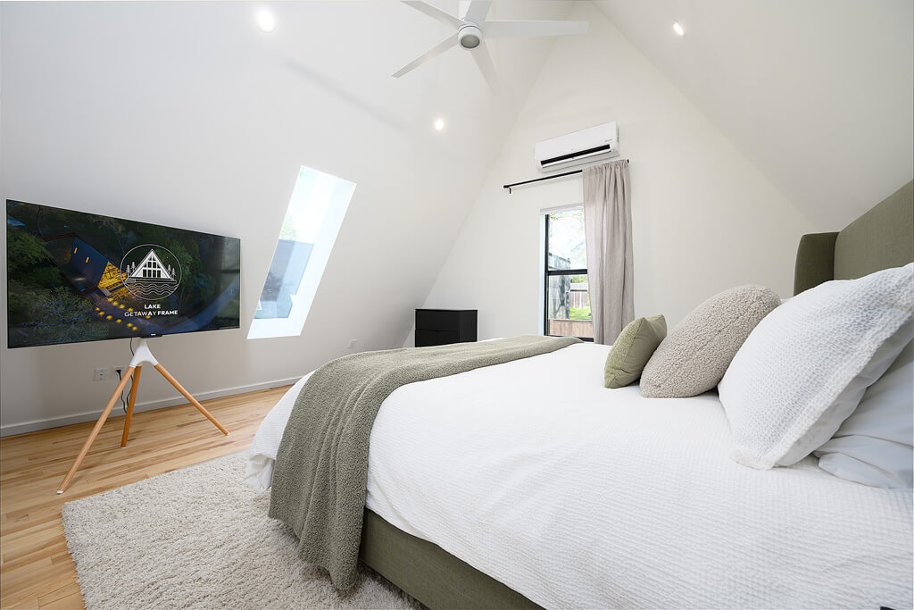 Bedroom at Lake Getwaway Frame Cedar Creek Lake Rental in Texas