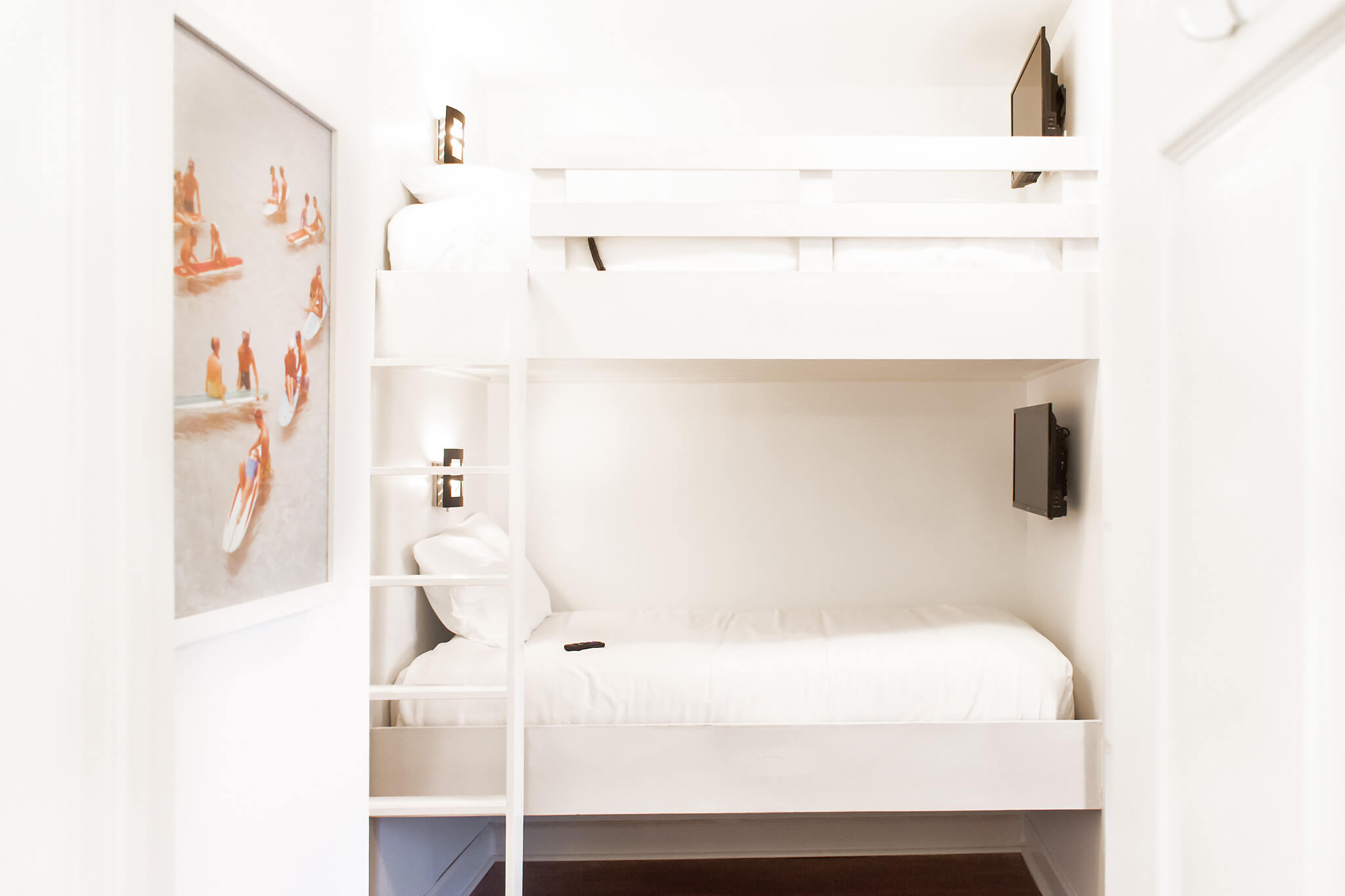 Airbnb bunk bed with white bedding