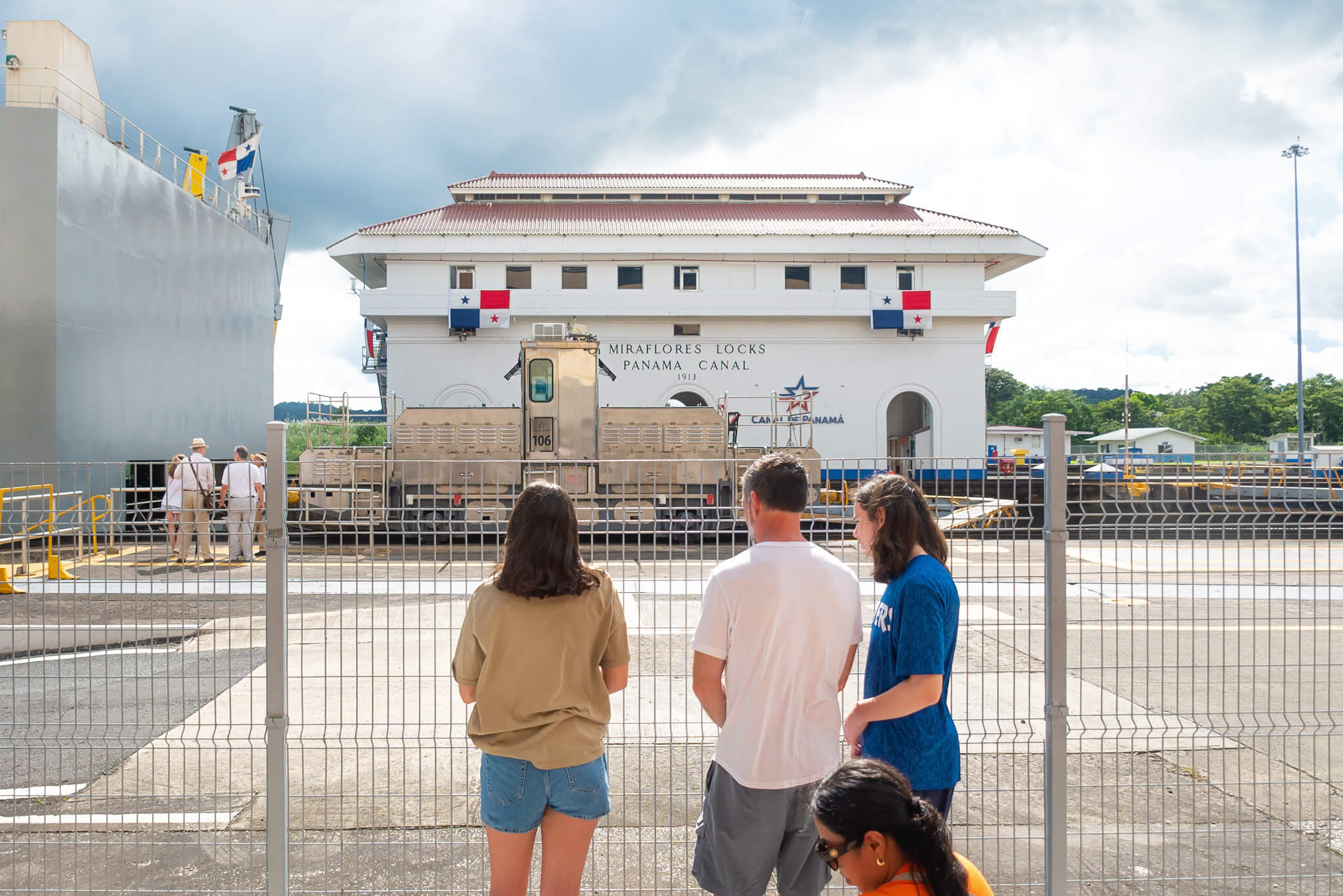 A family visiting the panama canal