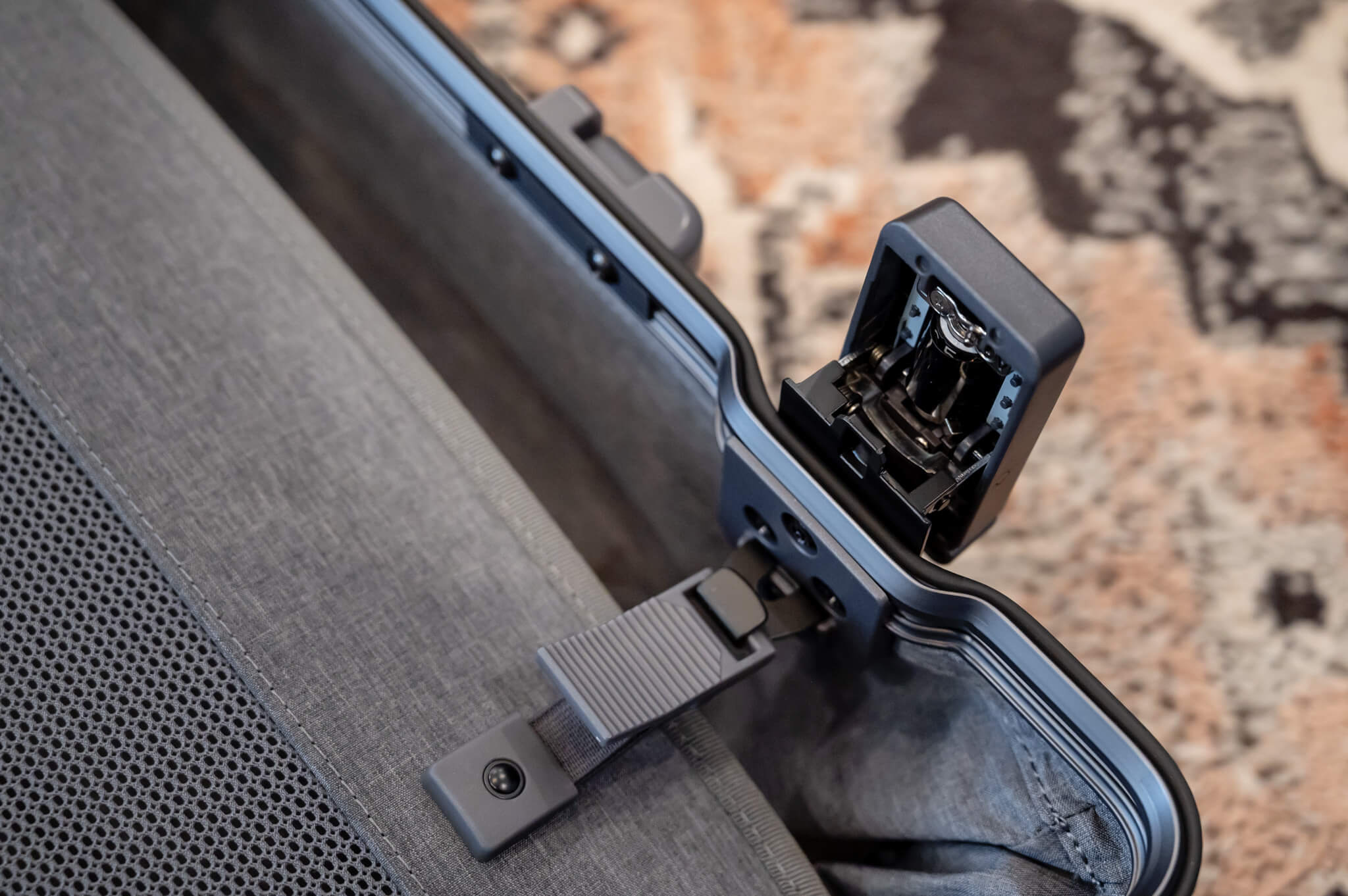 LEVEL8 Gibraltar Carry on Suitcase latches