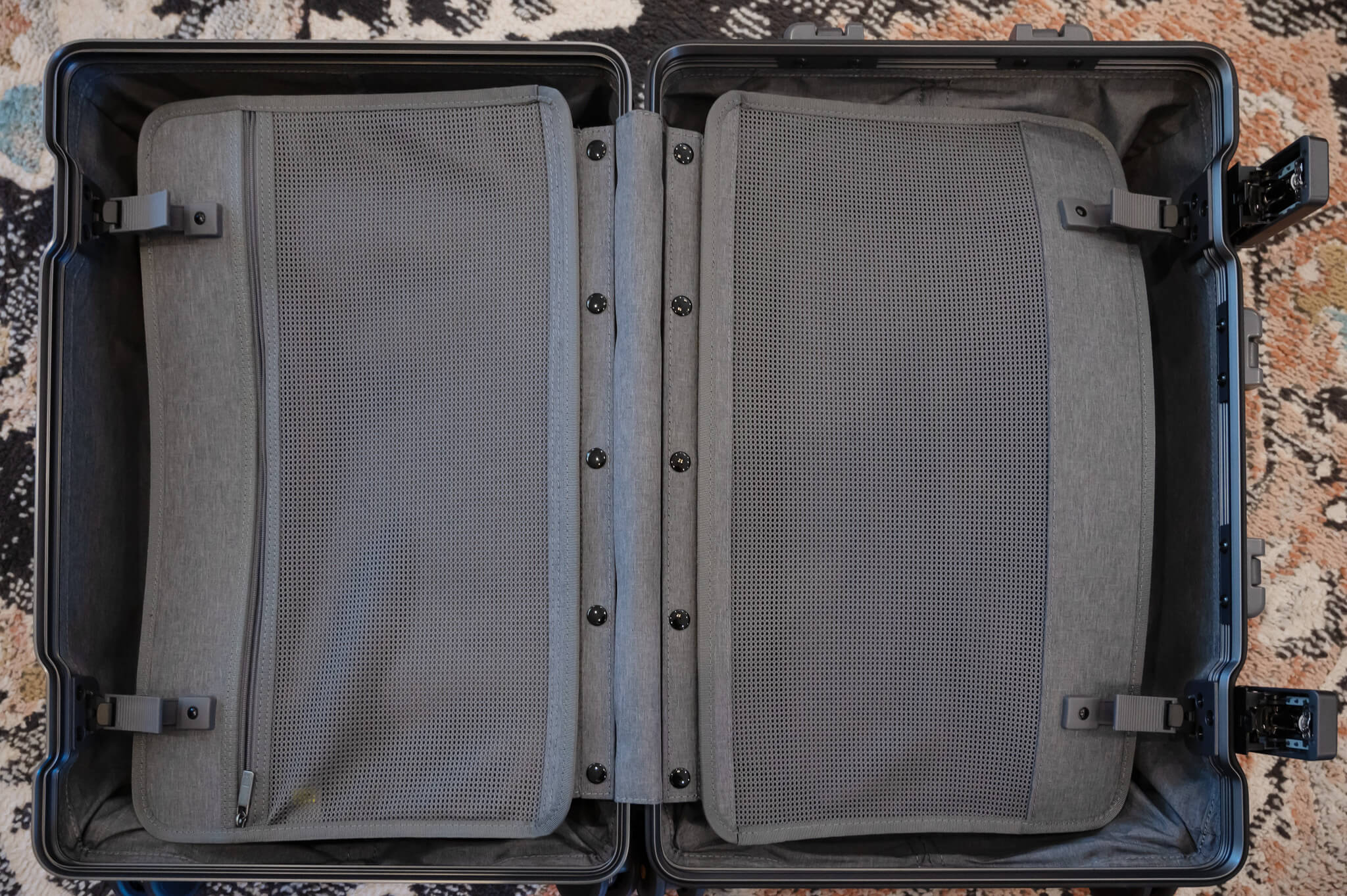 LEVEL8 Gibraltar Carryon Suitcase Inside