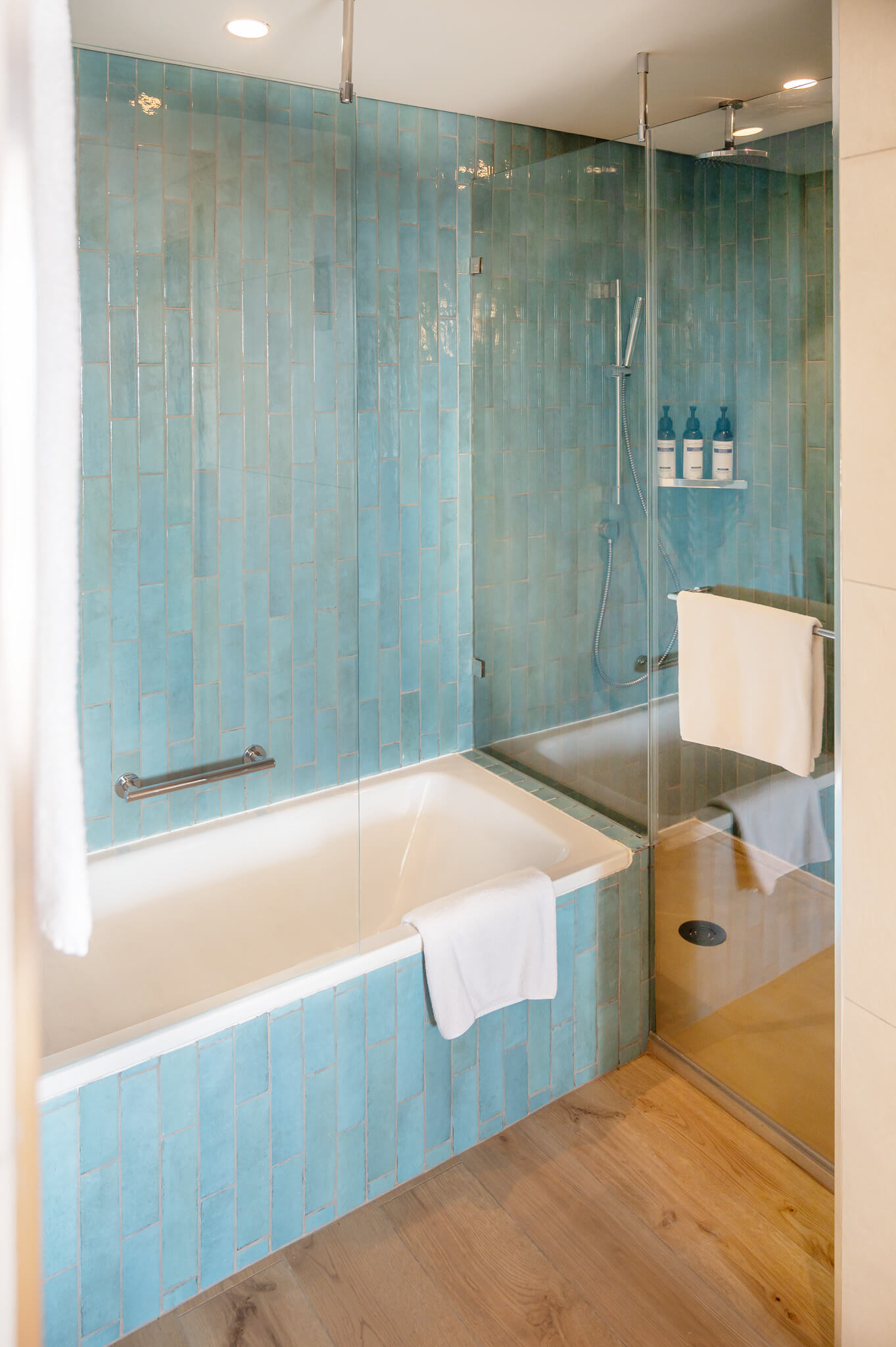 shower and tub in our regency suite at the Hyatt Algarve hotel